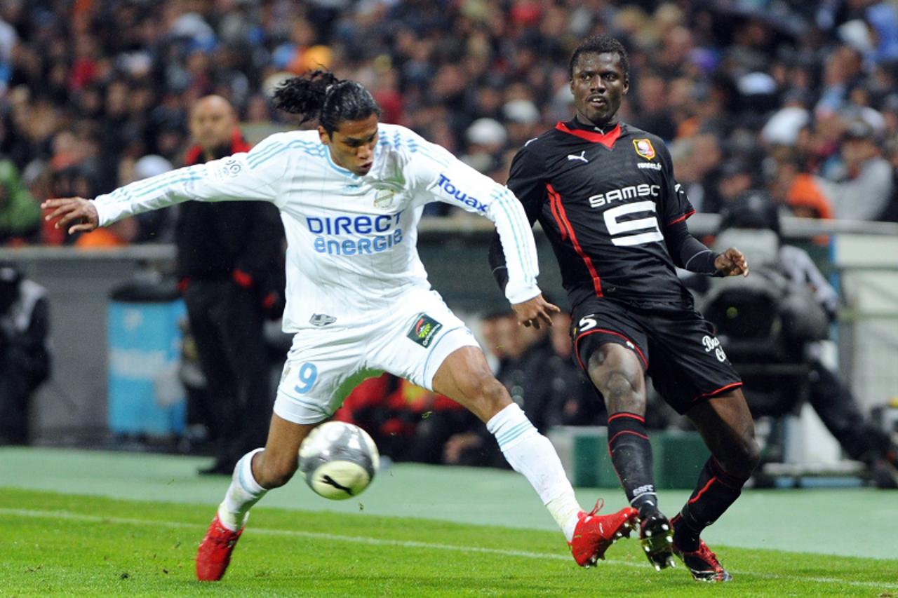 'Olympique Marseille\'s Brazilian forward Brandao (L) vies with Rennes\'s midfielder  Kader Mangane (R) during the French L1 football match Marseille vs. Rennes, on May 5, 2010 at the Velodrome stadiu