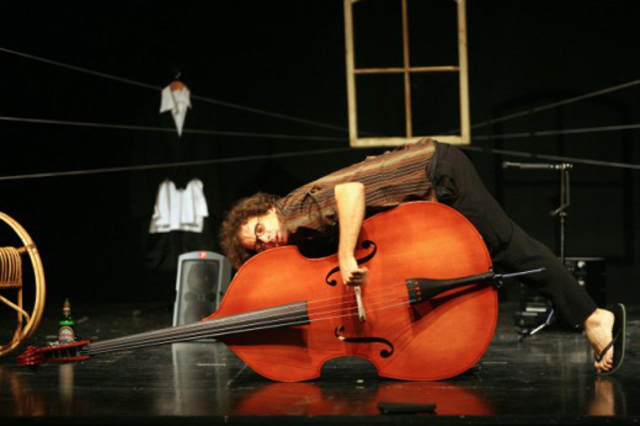 Kontrabas, Rene Medvešek