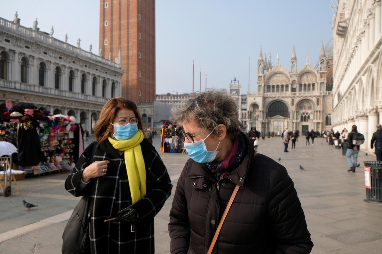 Ljudi na ulicama Milana s maskama na licu/ Ilustracija