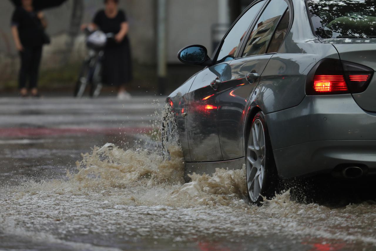 Osijek: Istarska ulica poplavljena nakon kiše