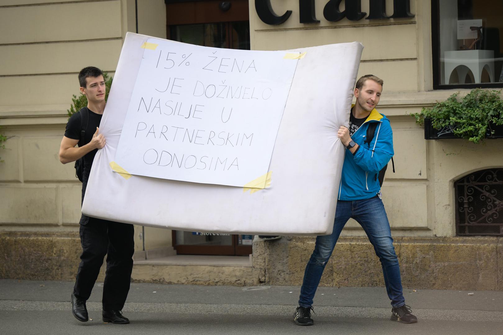 Cilj performansa i same predstave jest osvijestiti javnost o sveprisutnom problemu obiteljskog i rodno uvjetovanog nasilja te potaknuti empatiju i društvenu odgovornost.