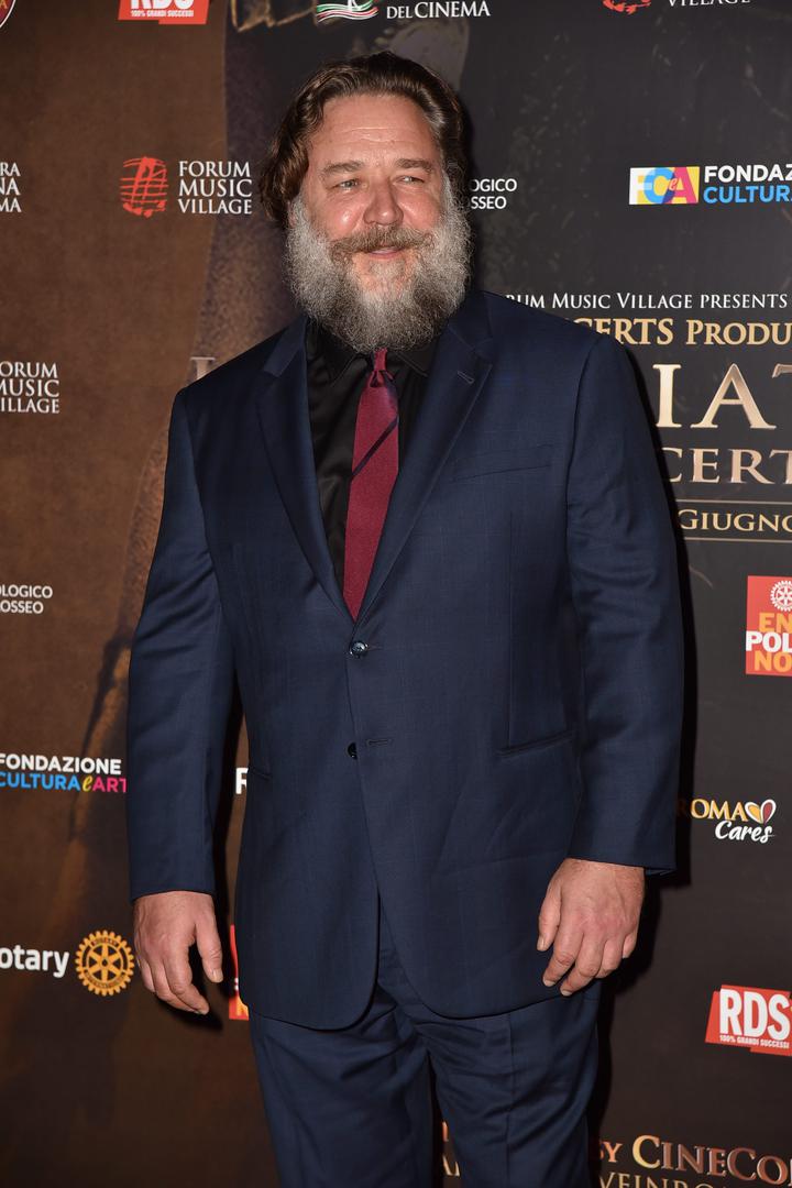 Ovaj 54-godišnji glumac nabacio je popriličan broj kilograma viška, sada ima sijedu bradu.