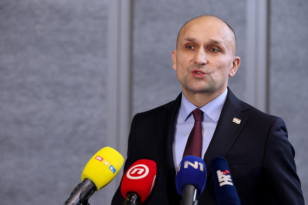 Zagreb: Ivan Anušić obratio se medijima nakon svečane promocije kadeta