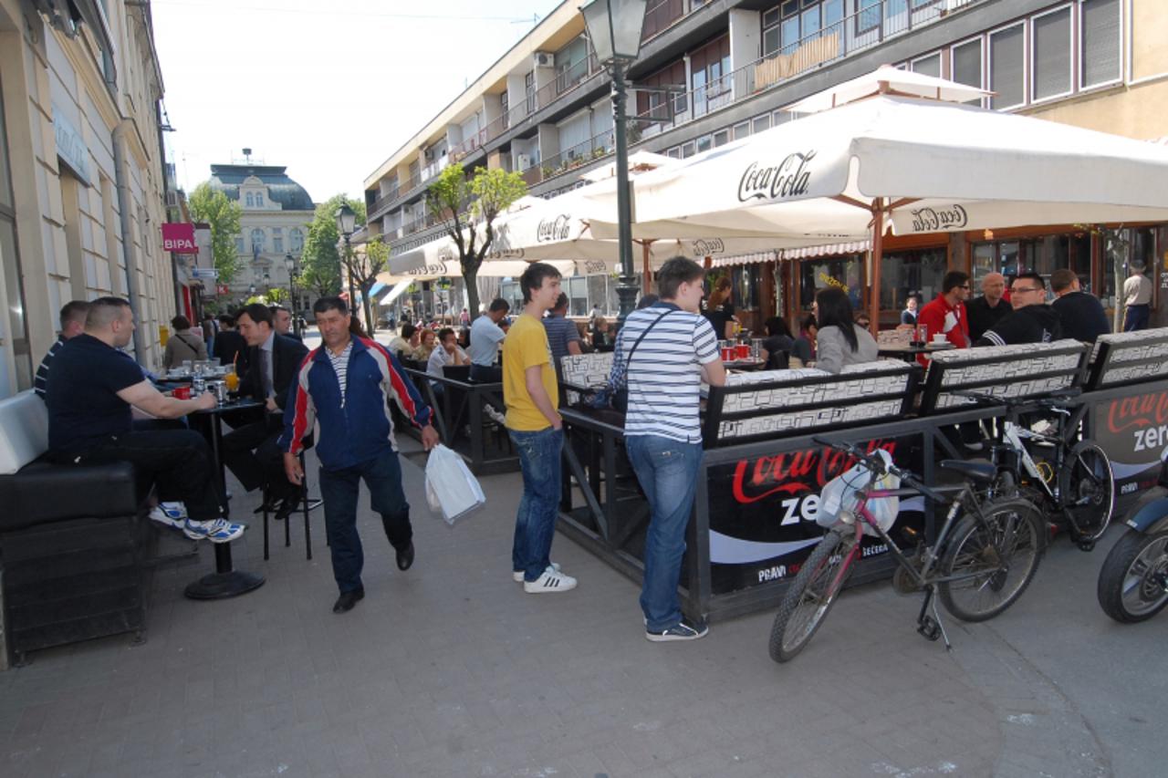 \'22.04.2011., Bjelovar - Grad Bjelovar neslavan je rekoreder prema broju kafica po glavi stanovnika. naime u samom gradu je registrirano preko 100 kafica koji pozitivno posluju, a ljetne terase nicu 