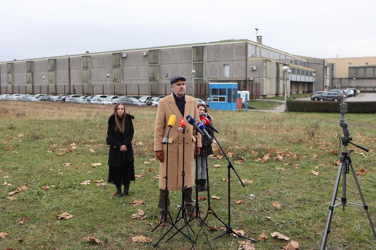 Zagreb: Nino Raspudić održao konferenciju za medije ispred zatvora u Remetincu