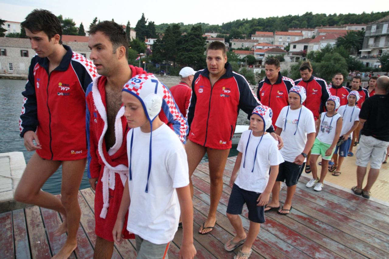 '21.08.2010., Korcula - Prijateljska vaterpolo utakmica A reprezentacije Hrvatska - Rusija. Mladi vaterpolisti KPK s igracima hrvatske reprezentacije. Photo: Ivo Cagalj/PIXSELL'