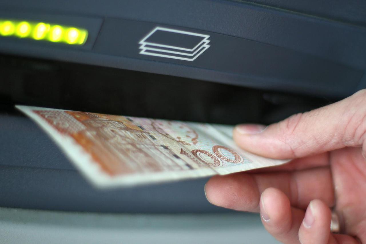 Podizanje gotovine s bankomata