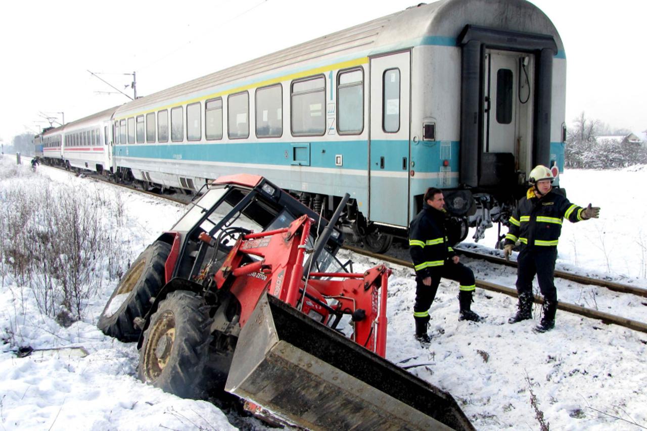 vlak naletio na traktor