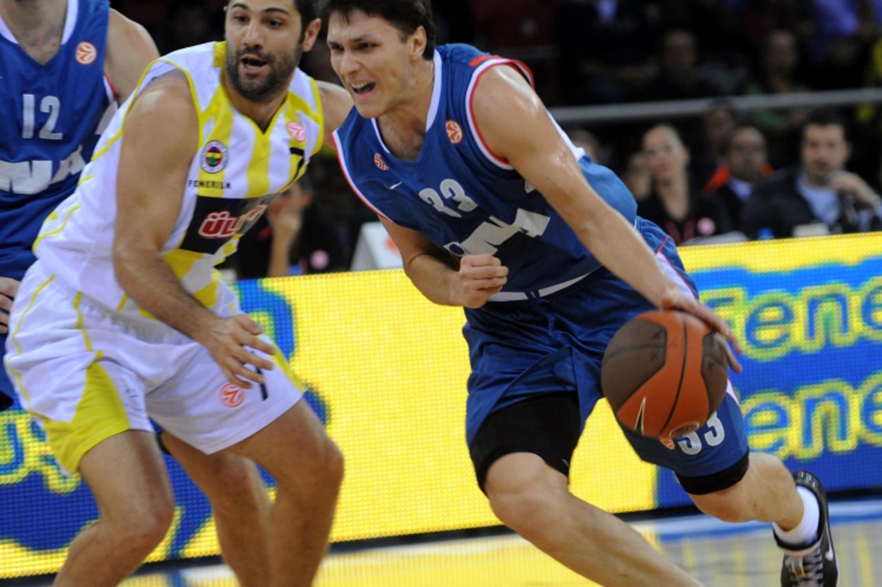 'Cibona Zagrep`s Marko Tomas (R) drives to basket as Fenerbahce Ulker`s Omer Onan (L) tries to block him during their Euroleague group match at Abdi Ipekci sport hall in Istanbul, on November 4, 2009.