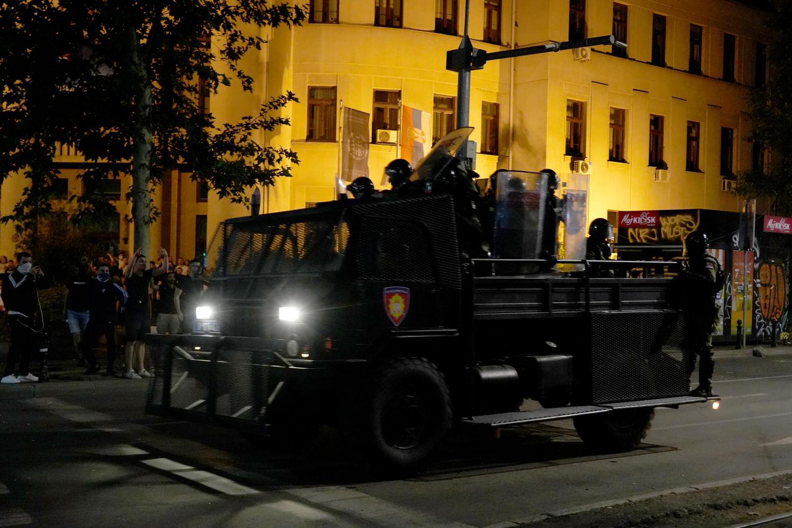 "Bez tog mjesta nema ni jednog incidenta u mirnim prosvjedima koje organiziraju građani i studenti", rekao je Popović.