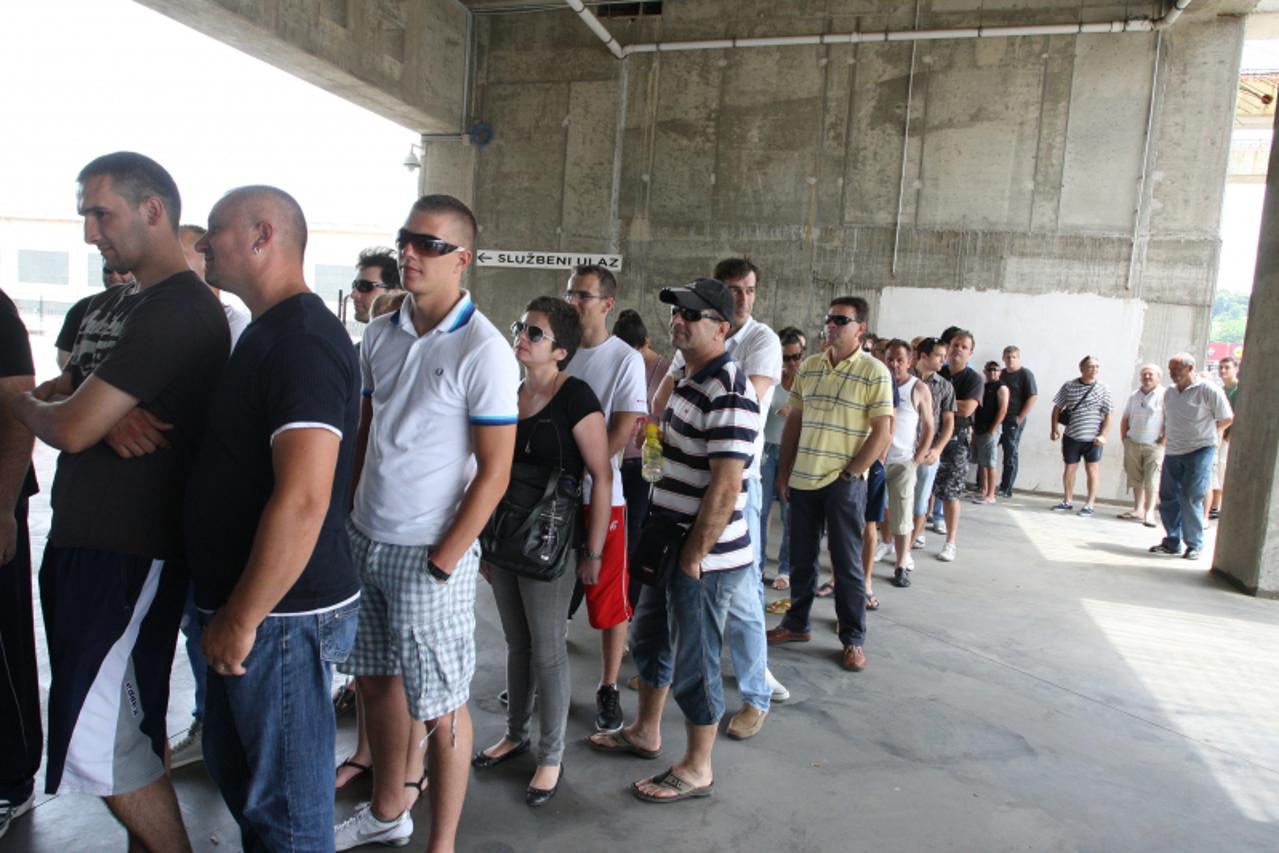 'Split.06.06.2011. Sedamdesetdevetogodisnji Augustin Mitar nakon nesto vise od tri sata cekanja postao prvi kupac karata za utakmicu Hajduk-Barcelona 23 07 koja ce se odigrati kao centralni dogadjaj  