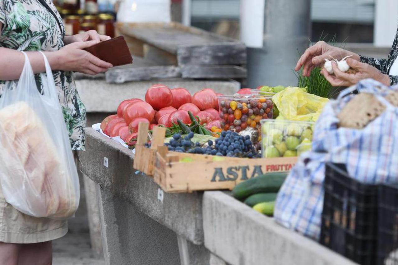 Šibenik: Ponuda vo?a i povr?a na gradskoj tržnici