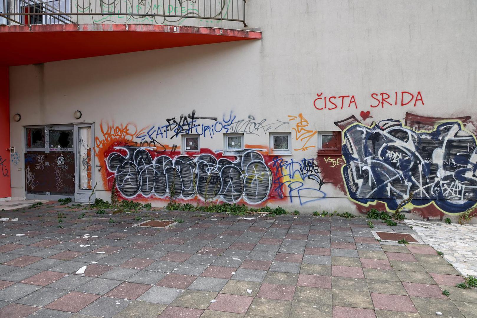 U tijesnoj utrci našli su se originalni investitor Mladen Nekić s ponudom od 5258 eura te tvrtka Flota energy u vlasništvu trgovca automobilima Ivana Pehara, koja je ponudila 5307 eura.