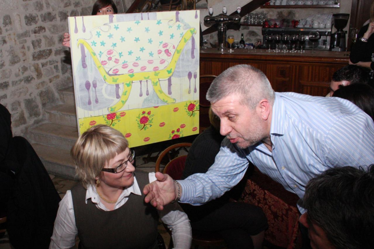 '11.03.2010., Split - Humanitarna aukcija Split pomaze Cileu u organizaciji pocasnog konzula Cilea Juroslava Buljubasica. Licitirale su se umjetnicke slike, grafike, skulptura i Sveto pismo. Prikuplje