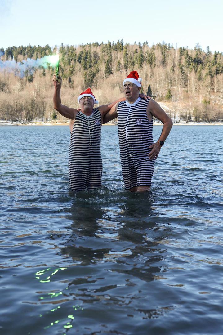 U svojim tradicionalnim kostimima, ušli su u hladnu vodu, zapalili nekoliko baklji te nazdravili uz bocu šampanjca. 