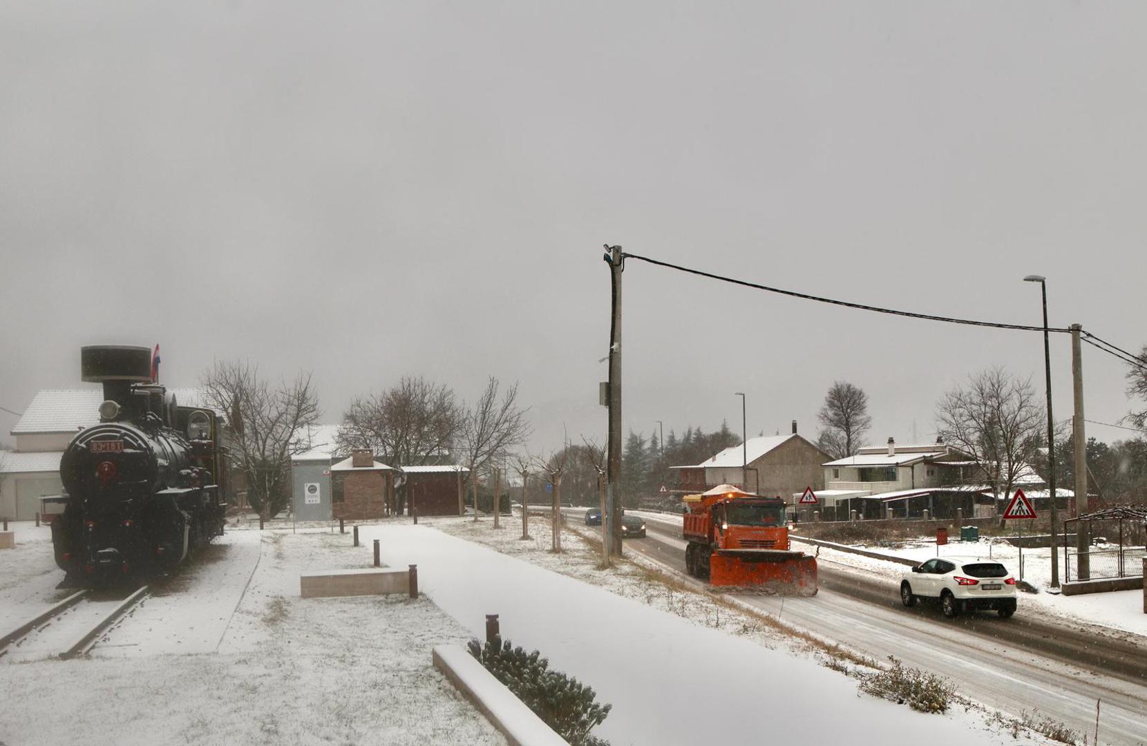 09.01.2025.,Dicmo-Snjezni uvjeti na prometnicama u zaledju Splita. Zimske sluzbe od ranog jutra brinu se za prohodnost cesta. Photo: Ivo Cagalj/PIXSELL