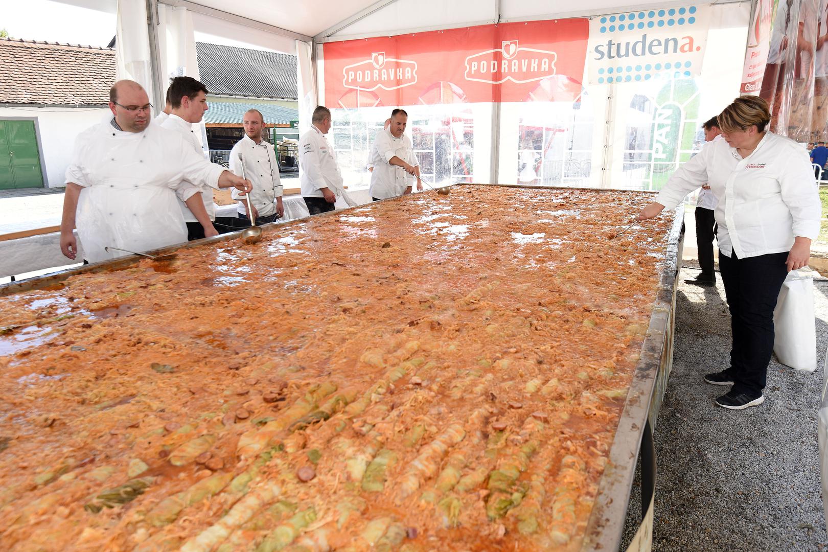 6. Najduža sarma: U rujnu 2018. na Zeljarijadi u Vidovcu u Varaždinskoj županiji postavljen je rekord za najdužu sarmu kada je napravljena gigantska sarma duga 1333 metra. Bilo je 1200 glavica kupusa (22.000 listova), više od 300 kilograma goveđeg mesa bez kostiju, 410 kilograma svinjskog mesa bez kostiju, 75 kilograma suhih kobasica i 105 kilograma riže.