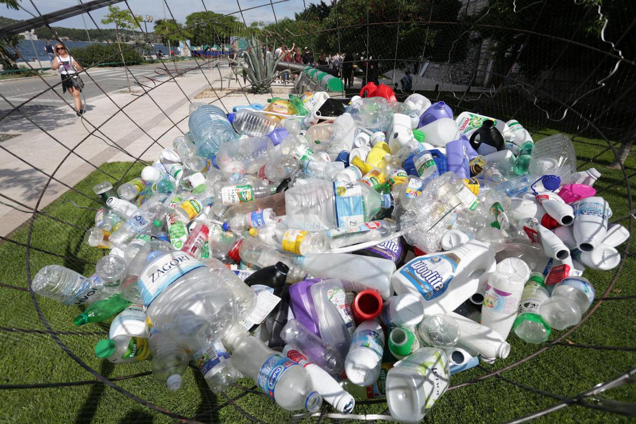 Šibenik: Zemaljska kugla ispunjena plastičnom ambalažom upozorava na problem plastike u moru