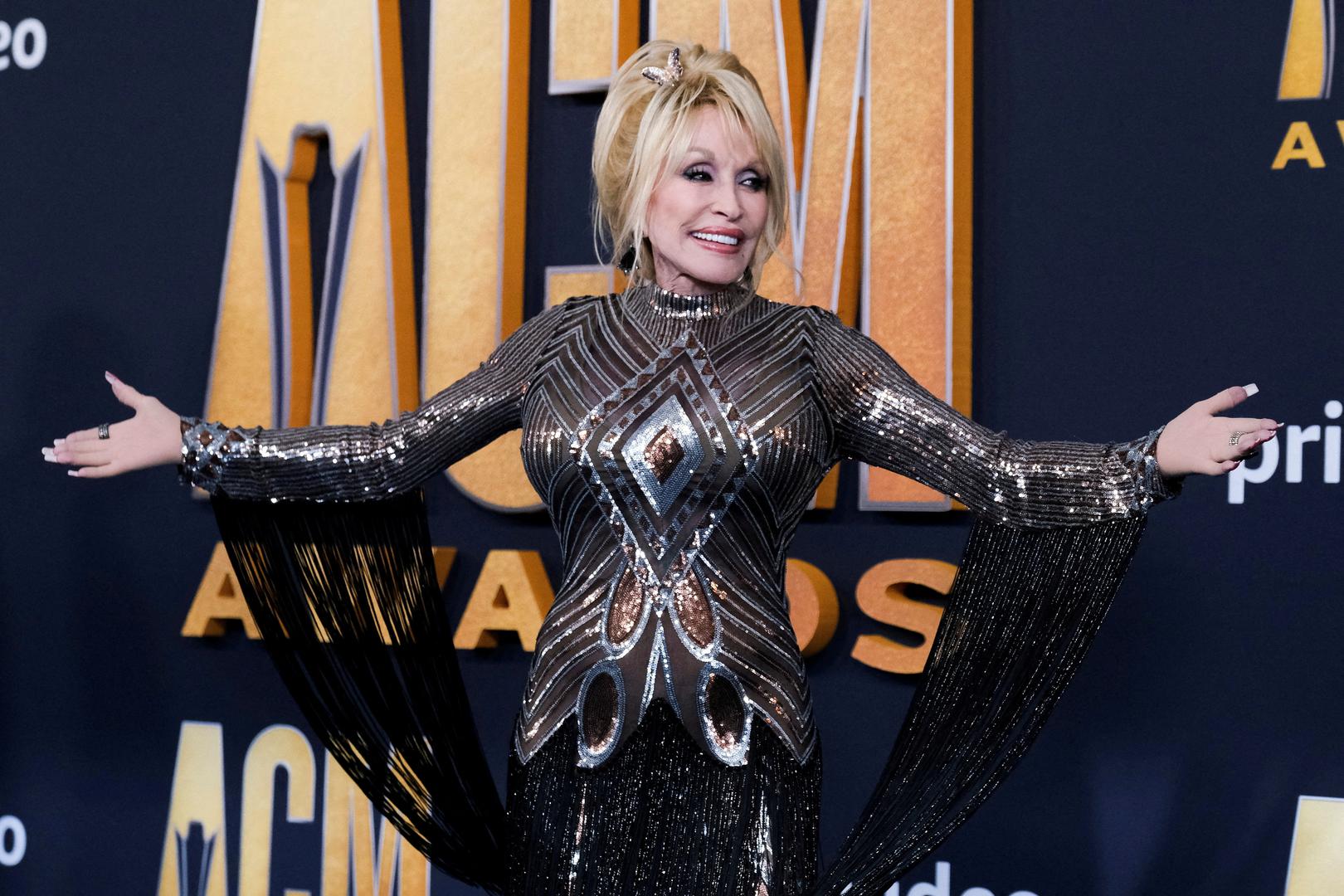 Parton je tijekom karijere ostvarila rekordnih 25 američkih country singlova na prvom mjestu i desetke albuma među najprodavanijima. Osvojila je deset Grammyja, a 2022. godine primljena je i u Rock and Roll Hall of Fame.

