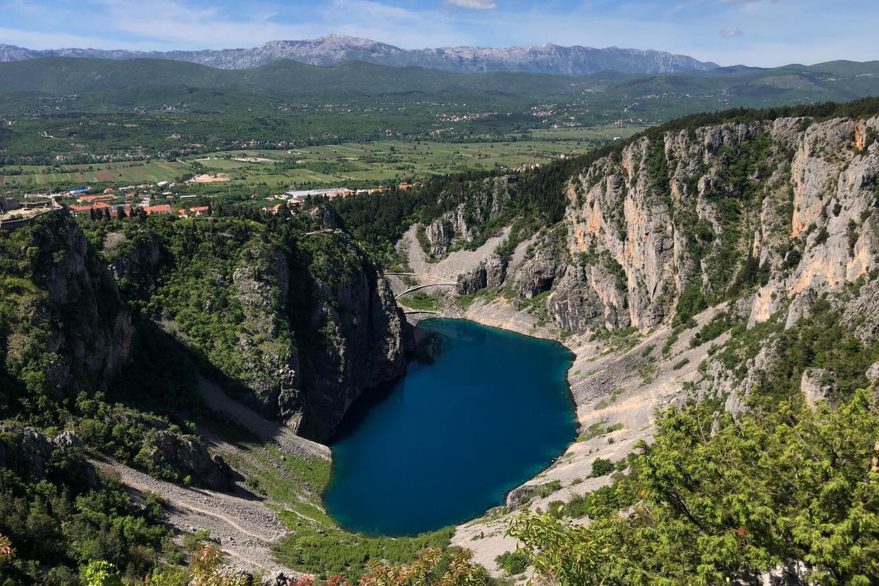 Modrom jezeru vraća se prirodni ton boje vode