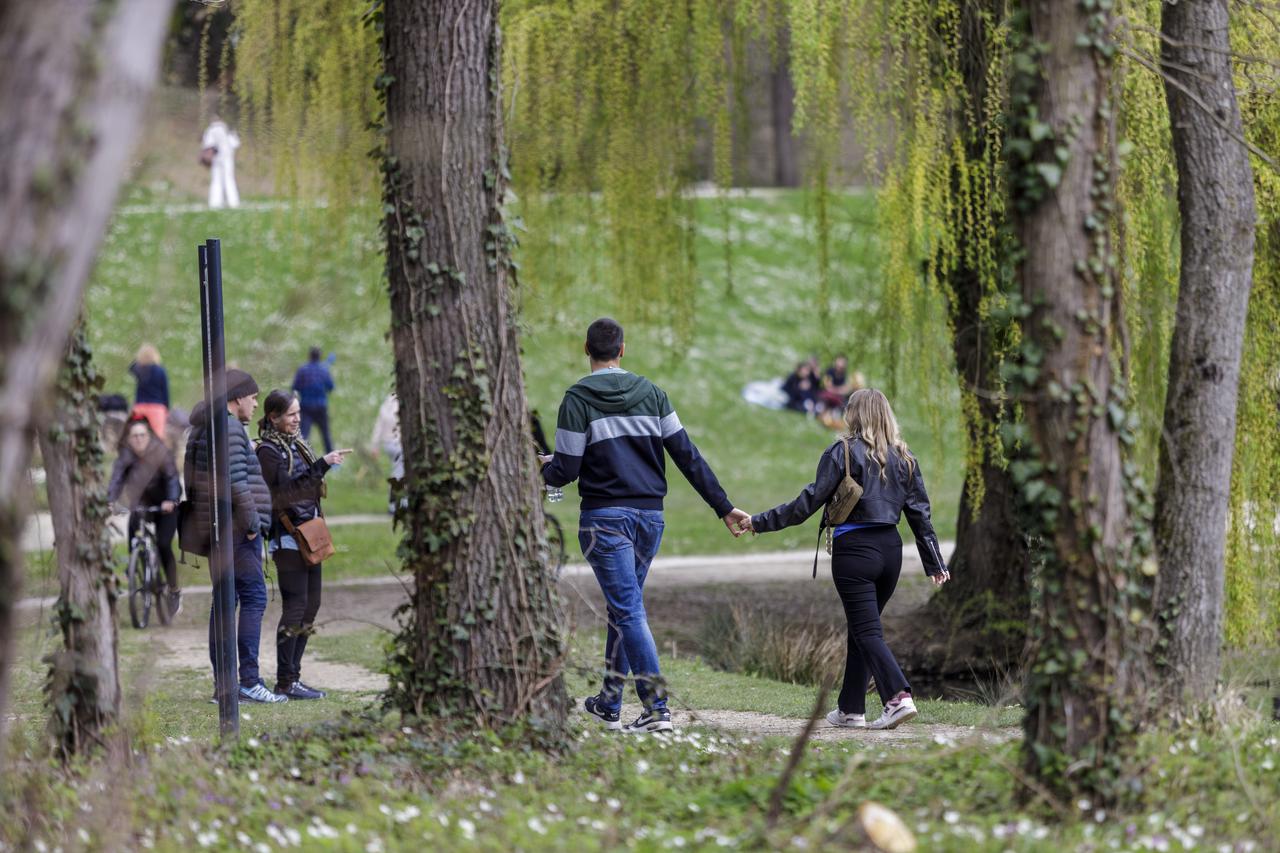 Zagreb: Proljetni dan izmamio je građane u park Maksimir