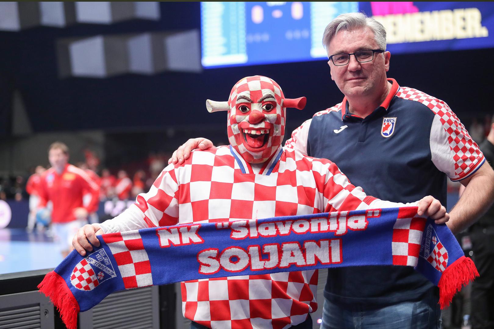 U ruci je imao šal nogometne momčadi Slavonija Soljani