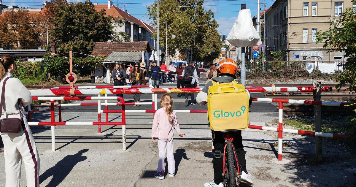 FOTO Zagrepčani čekali pred spuštenom rampom, a vlaka nigdje: 'Na ovom sam prijelazu cijelu lektiru pročitao'