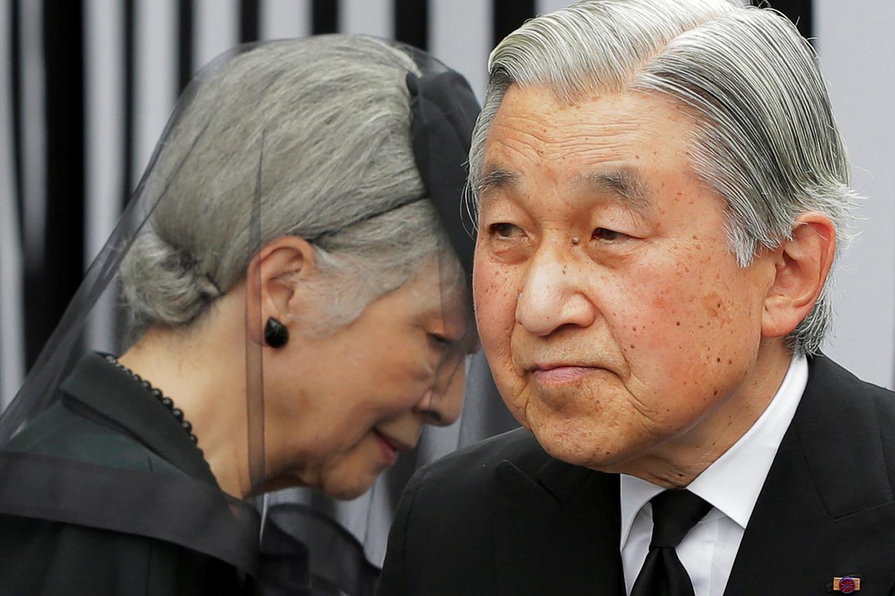 Japan's Emperor Akihito (R) and Empress Michiko leave after praying at the altar of late Prince Tomohito, a cousin of the Emperor, in Tokyo June 19, 2012.  REUTERS/Itsuo Inouye/Pool/File Photo