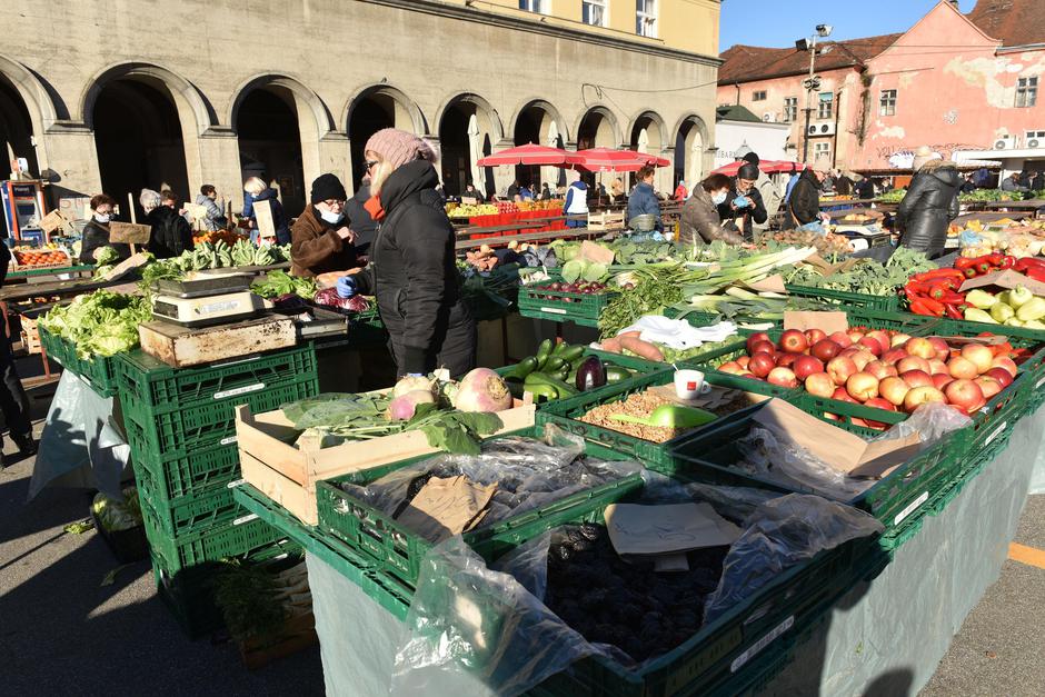 Voće i povrće na tržnici Dolac
