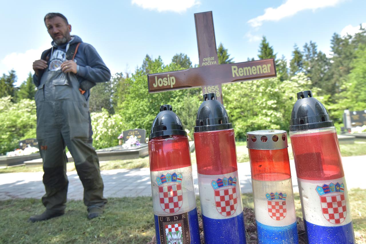 Na grobu branitelja Josipa Remenara križ i svijeće tek nakon intervencije...