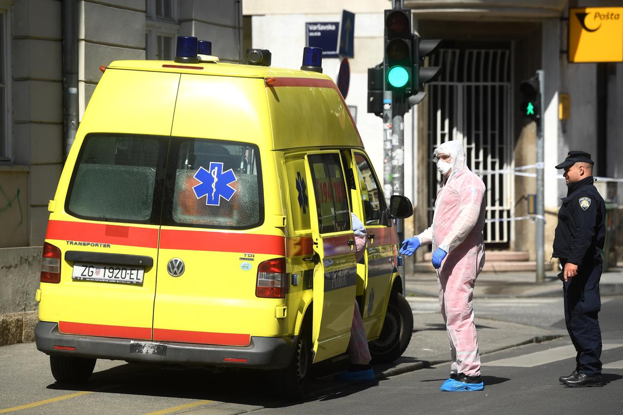 Zagreb: Djelatnici hitne pomoći rade odjeveni u zaštitna odijela