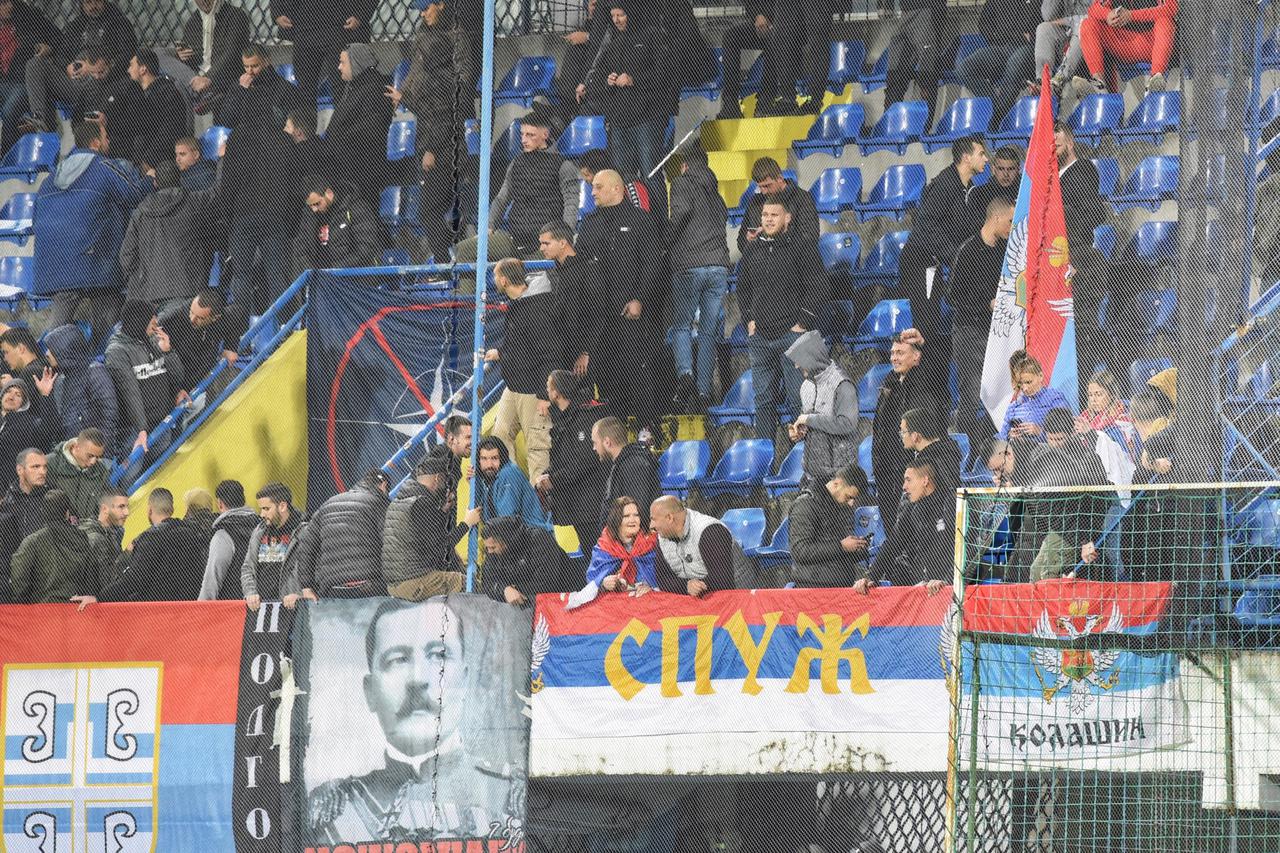 Podgorica: Navijači uoči početka utakmice Crna Gora - Srbija 