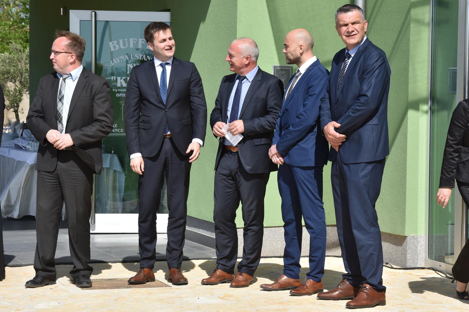 Na fotografiji su ravnatelj NP Krka Krešimir Šakić (u crnim cipelama), ministar Tomislav Ćorić, župan Goran Pauk, gradonačelnik Skradina Antonio Brajković i bivši gradonačelnik Nediljko Dujić.