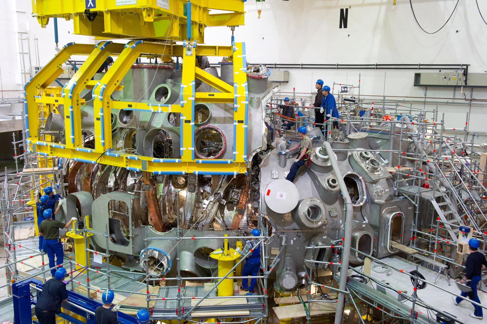 Na MIT-u očekuju da će primjenom inovativnih magneta moći brže do pilot-fuzijske elektrane; ona će biti mnogo manja od reaktora ITER (na slici) na kojem radi i Hrvatska