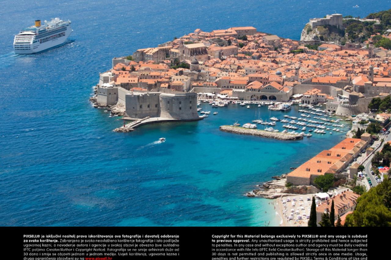 '10.06.2011., Dubrovnik - Panoramska slika Dubrovnika, odlazak kruzera sa sidrista. Photo: Grgo Jelavic/PIXSELL'