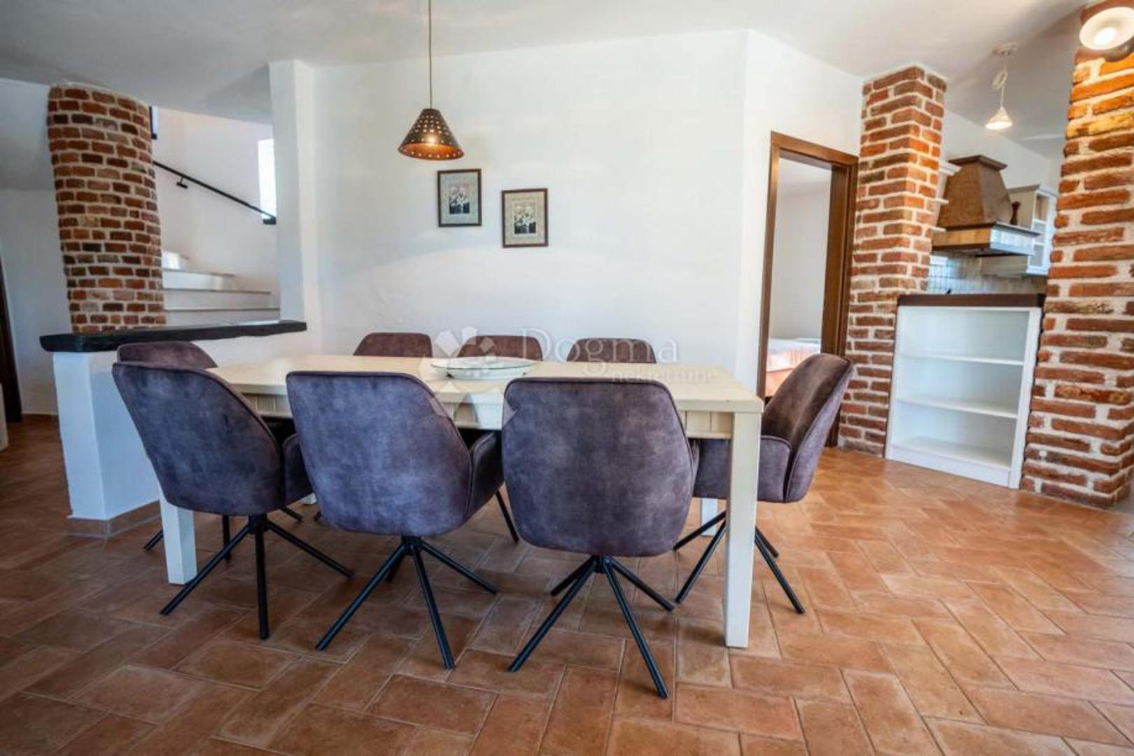 Spavaće sobe na katu imaju vlastite kupaonice i natkrivene terase s pogledom na dvorište, bazen i naselje. Vila ima balkon i terasu, a luksuzna oprema i prostranost kategorizirane su s četiri zvjezdice. Cijena vile iznosi 748.250 eura.