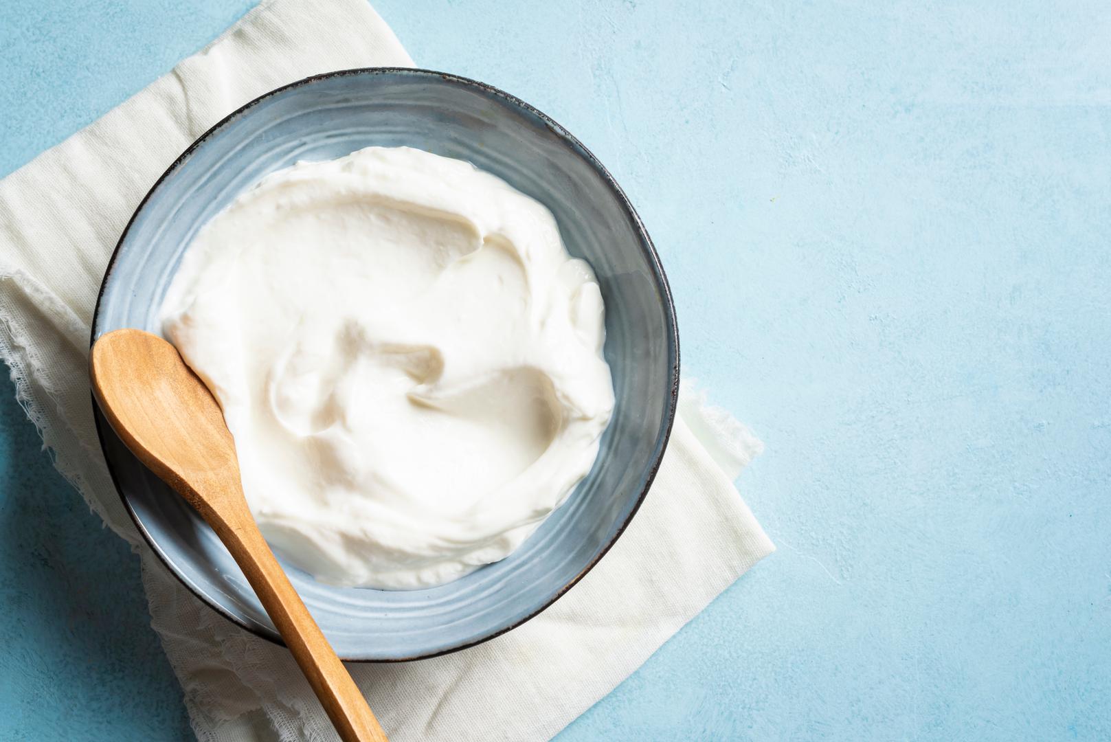 Uključite fermentirane namirnice: Živi jogurt, kefir, kombucha, kimchi, natto i kiseli kupus primjeri su fermentirane hrane. Ove su namirnice transformirane mikroorganizmima, poput bakterija i kvasca, tradicionalno kao sredstvo za konzerviranje hrane ili dodavanje okusa. Vino, sir, kruh, ocat i neki kiseli krastavci također se fermentiraju, ali možda više ne sadrže žive bakterije. Brojne studije sugeriraju da mikroorganizmi iz žive fermentirane hrane mogu dospjeti u vaša crijeva i utjecati na vaš mikrobiom, ali potrebna su daljnja istraživanja da bi se razumjele koristi koje to ima za vaše zdravlje.