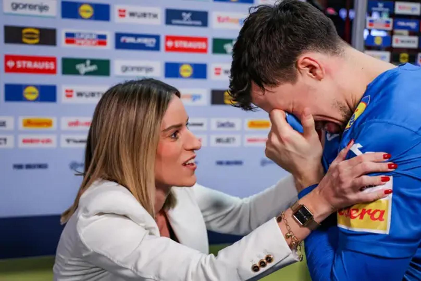 Hrvatska se velikim trijumfom nad Mađarskom 27-25 plasirala u polufinale europskog prvenstva i slavila sa stotinama naših navijača. Novinarka RTL-a Ines Goda Forjan je prije izjave u prijenosu uživo tješila emotivnog kapetana Ivana Martinovića koji se rasplakao od sreće