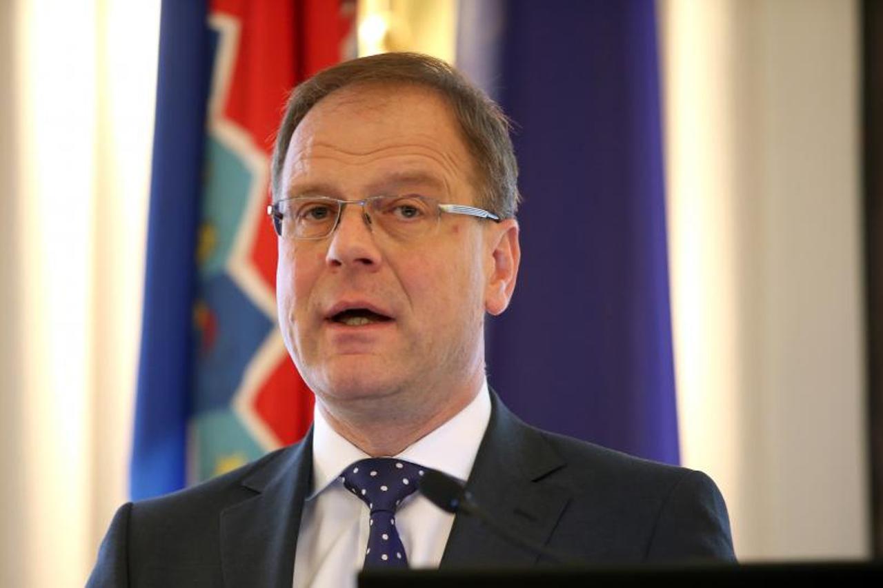 Tibor Navracscis, kulfest