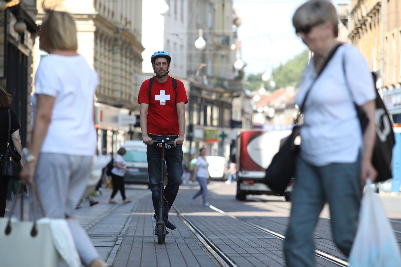 Večernjakov novinar vozio se e-romobilom po zagrebačkim ulicama.