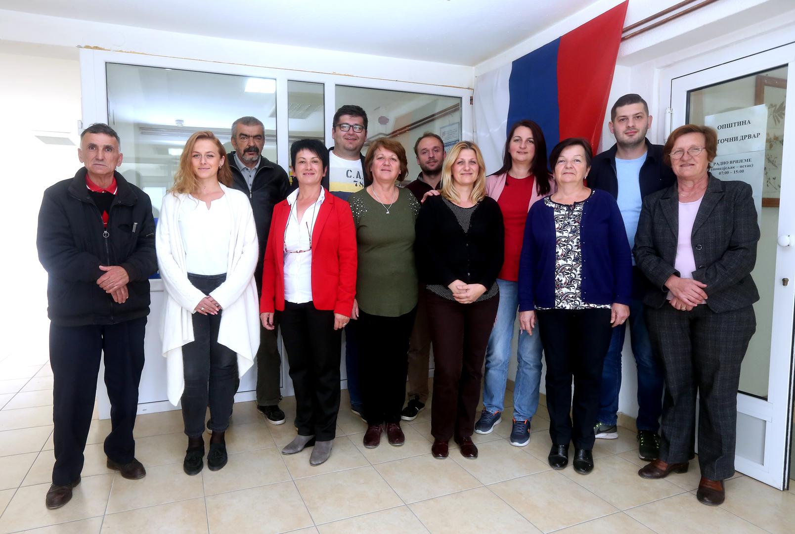 U općini je 15 zaposlenih, s prosječnom plaćom od oko 3200 kuna. U novoj zgradi općine uređeni su prizemlje i kat, dok će drugi kat na red doći kasnije