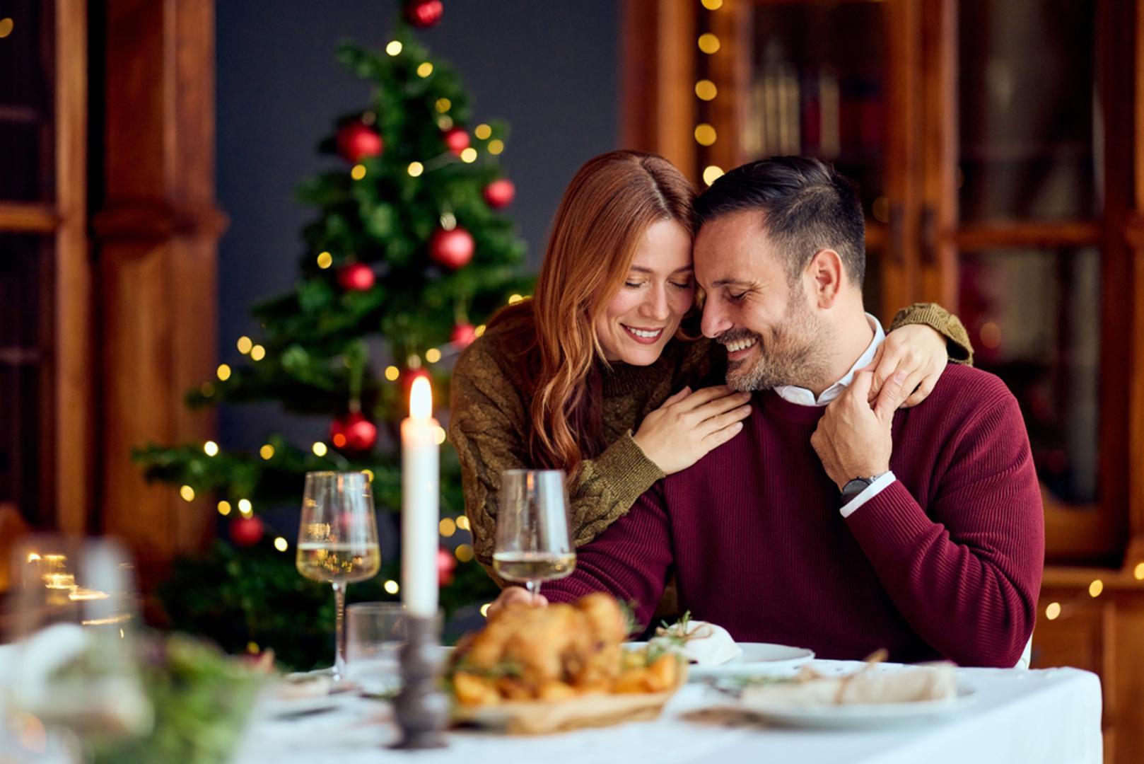 Večera kod kuće 'kao u restoranu': Složite jelovnik od tri slijeda i stol koji izgleda svečano, čak i ako ste sami ili u dvoje. Bit je u ritualu: svijeće, lijep pribor, tiha glazba u pozadini i sporo jedenje bez žurbe. Takav doček često ispadne intimniji i luksuzniji od bilo koje rezervacije.