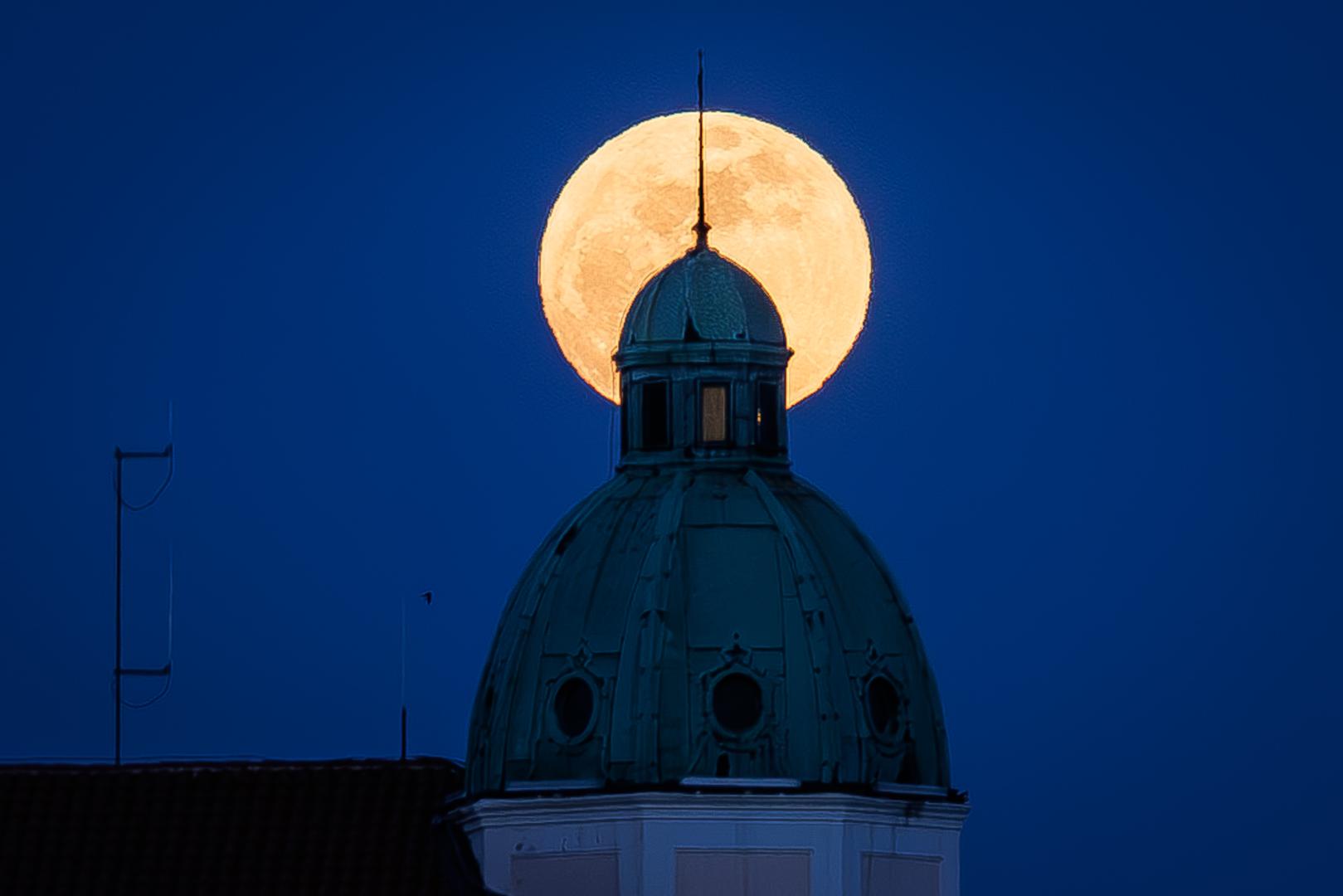 Spremite se za emocionalno najsnažniji astrološki trenutak siječnja 2026. godine. Prvi pun Mjesec u godini, poznat kao Vučji Supermjesec, donosi energetski preokret koji će se osjetiti na osobnoj i kolektivnoj razini, a za neke znakove to znači samo jedno – potpuni kaos.