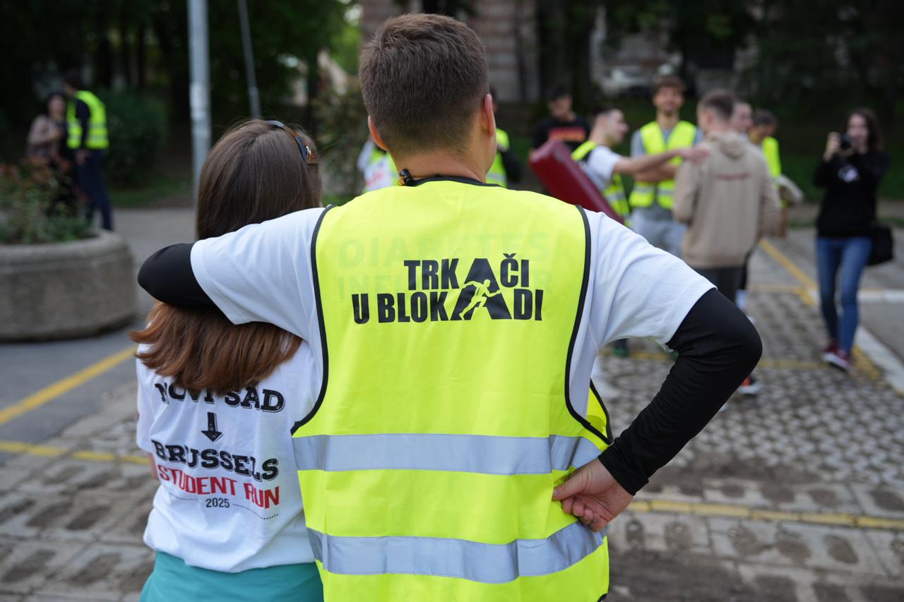Ispred Radio televizije Srbije u Takovskoj ulici organiziran je ispraćaj za dio studenata - maratonaca koji će trčati u Bruxelles