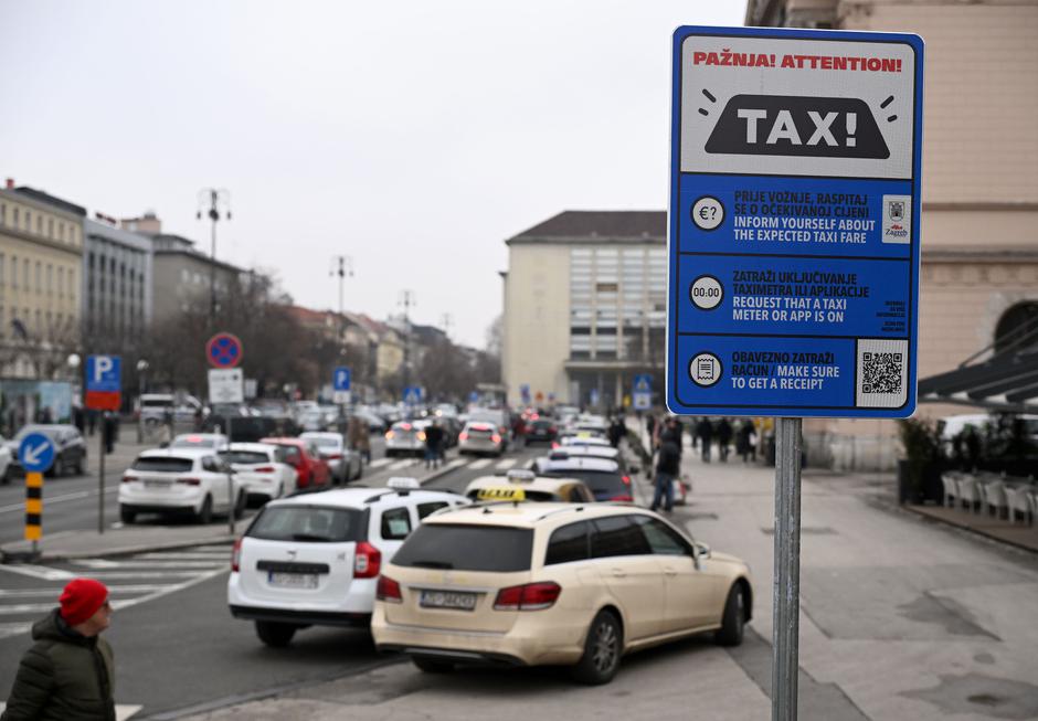 Zagreb: Taxi stajaliste na Glavnom kolodvori ima tablu kako bi upozorila korisnike na cijene