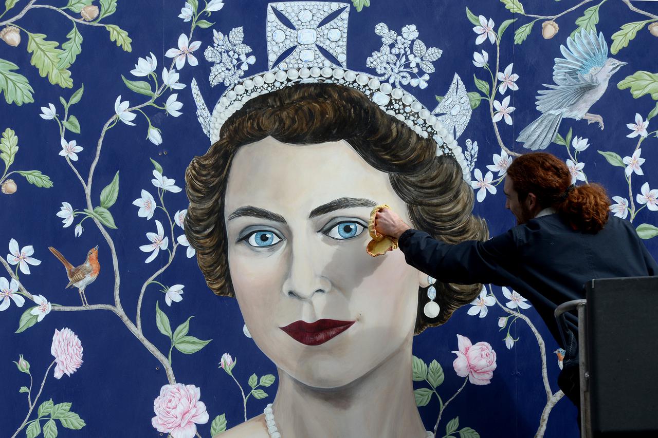 London: Kraljica Elizabeta za 90. rođendan dobila je portret na  St Christopher's Place