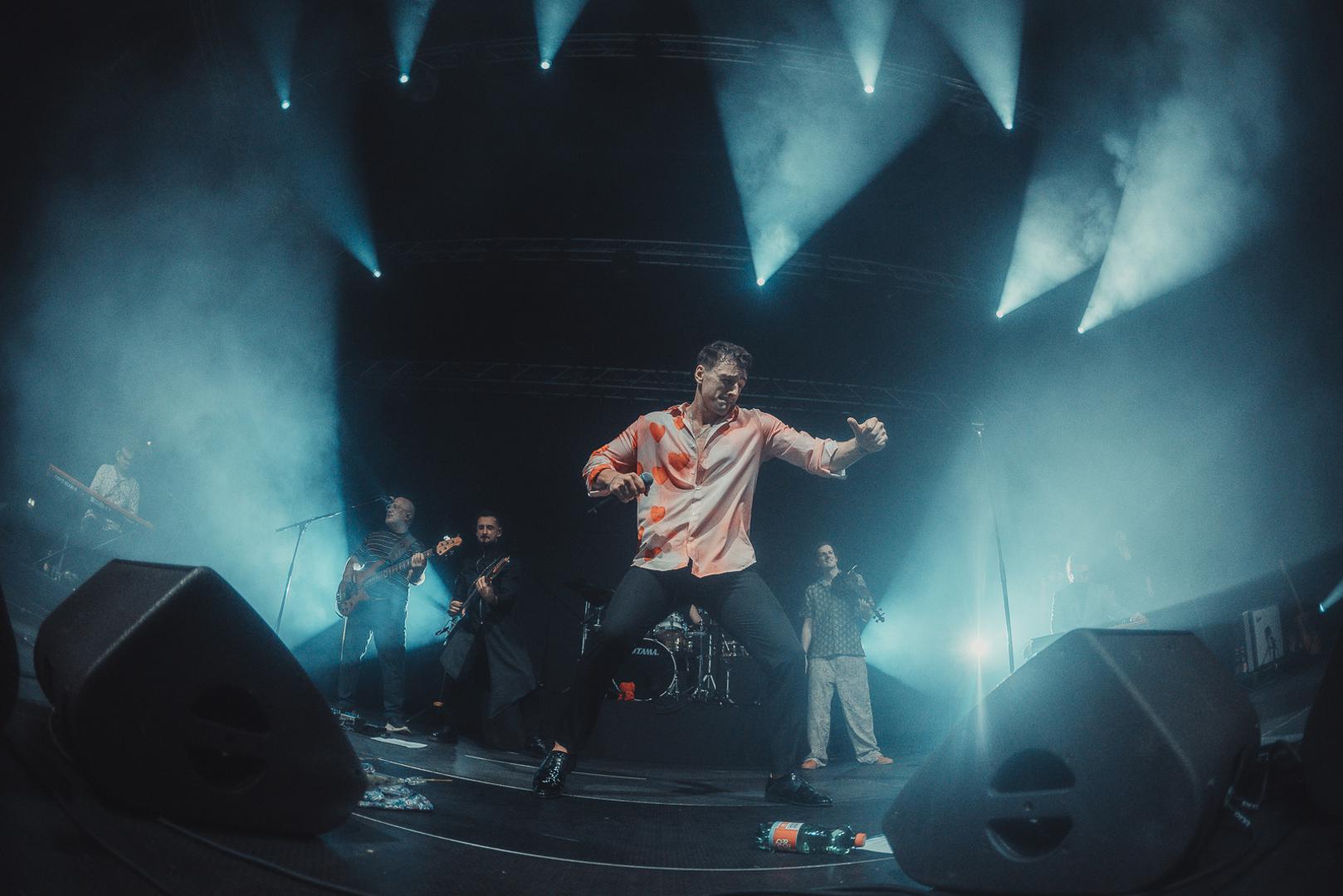 Valentinovo u Arena Varaždin ove je godine dobilo posebno značenje. Sinoć je, pred ispunjenom dvoranom, Adi Šoše održao svoj prvi veliki koncert u Varaždinu i priredio večer koja će se još dugo prepričavati kao jedna od najljepših glazbenih proslava ljubavi u gradu.