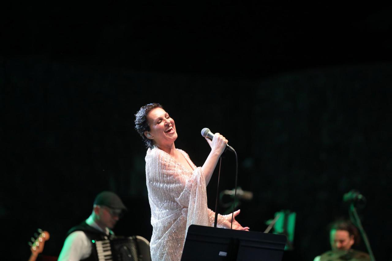 Opatija: Nina Badrić održala koncert na Ljetnoj pozornici