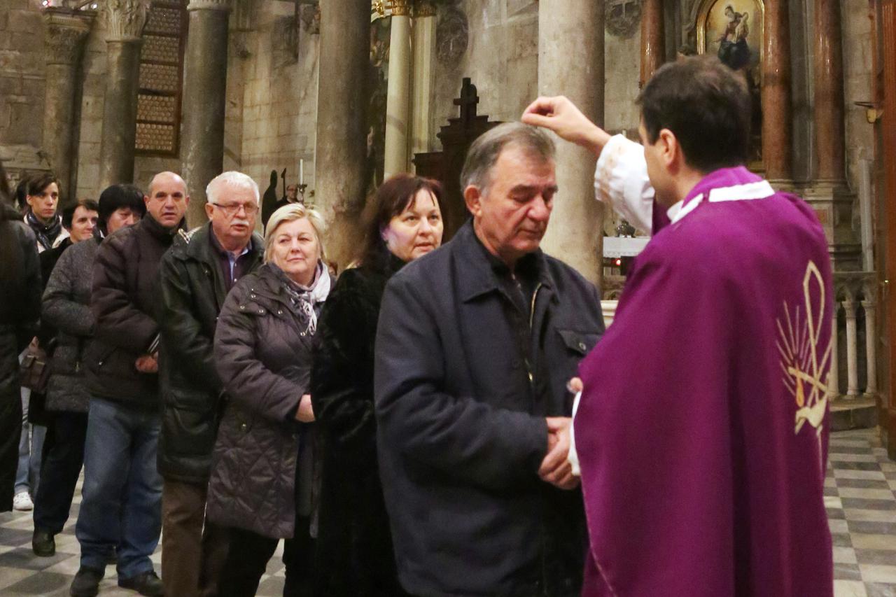 18.02.2015., Sibenik - Sibenski biskup Ante Ivas na Cistu srijedu, Pepelnicu, misno slavlje predvodio je u katedrali svetog Jakova.  Pepelnica je pocetak korizmenog vremena. To je dan pokore, razmisljanja, nemrsa i posta. Na blagdan Pepelnice, svecenik po