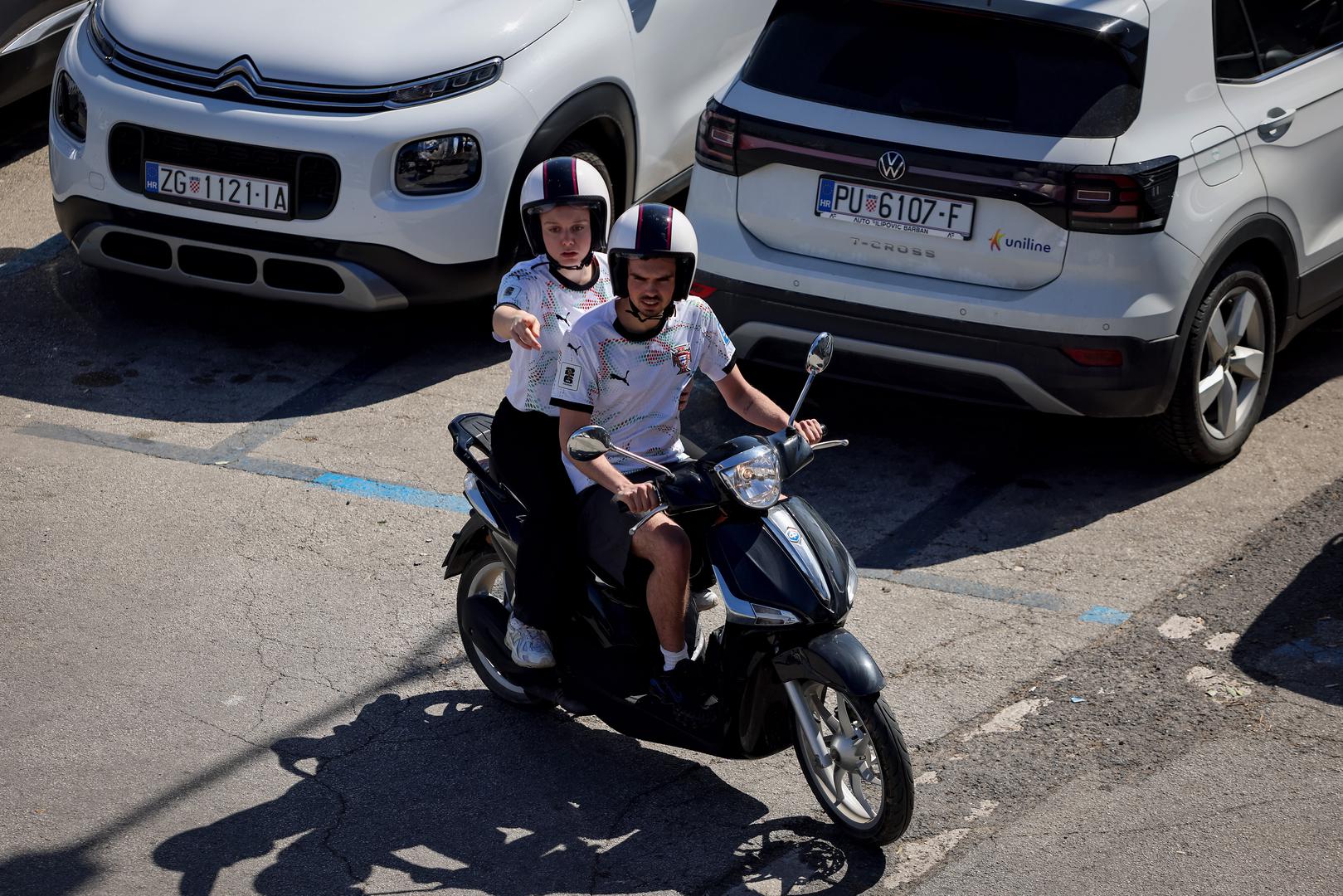 Uz ugodnih 20 stupnjeva i sunčano vrijeme, građani su dan proveli u šetnjama uz more, ispijanju kave na terasama i opuštanju na otvorenom.